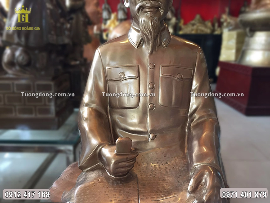 Từng họa tiết hoa văn được chạm khắc sắc nét